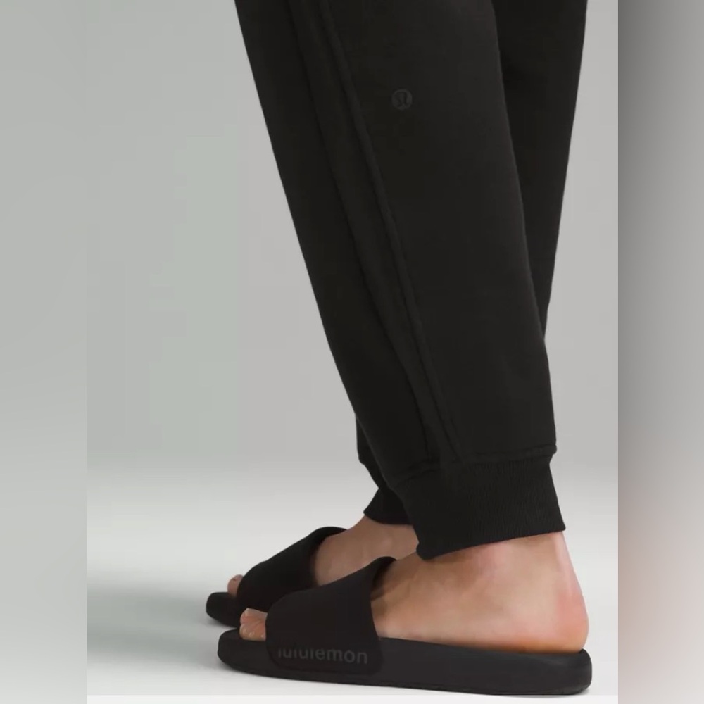 Lululemon Scuba High-Waisted Loose-Fit Sweatpants
Size 0 (Full Length) - Picture 4 of 7